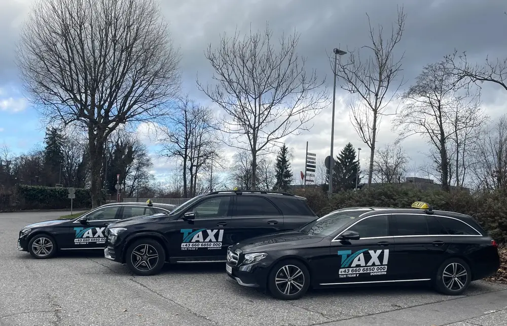 Drei Taxis von Taxi Team V auf einem Parkplatz in Dornbirn